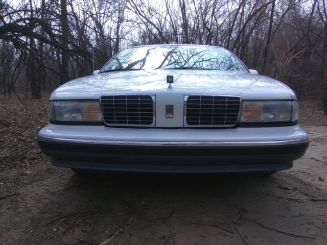 1991 White Oldsmobile Custom Cruiser