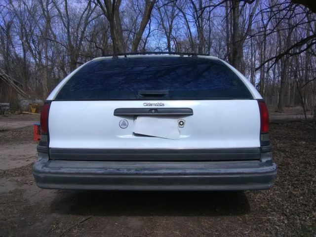 1991 White Oldsmobile Custom Cruiser