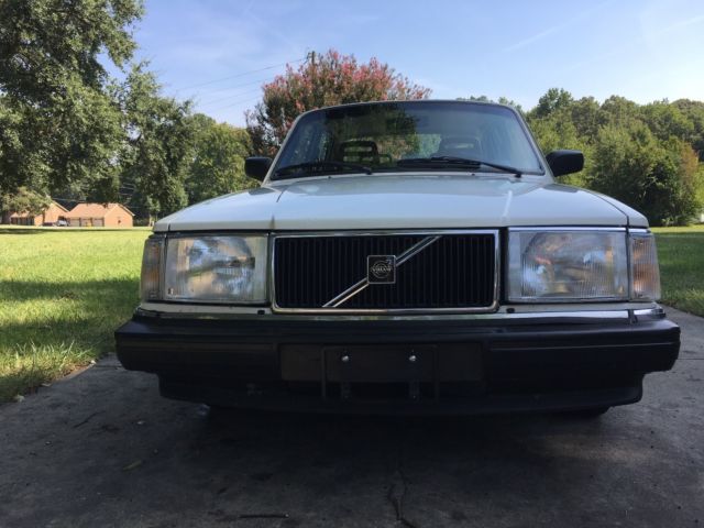 1991 White Volvo 240 Sedan