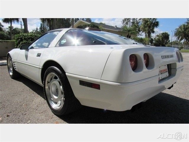 1991 White Chevrolet Corvette Hatchback