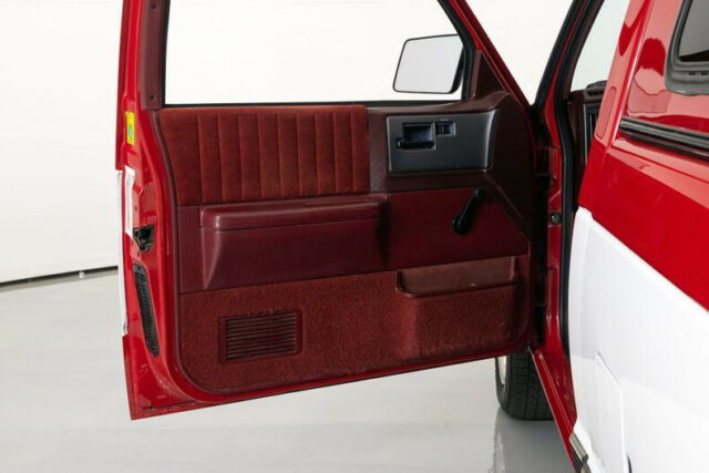 1992 White Chevrolet S-10 Pickup Truck