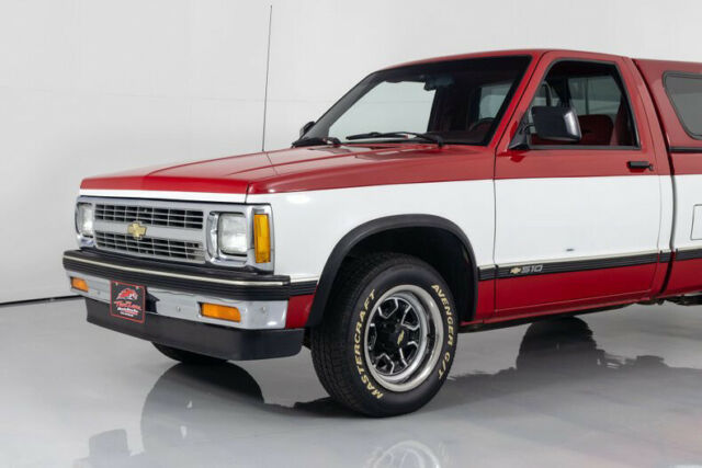 1992 White Chevrolet S-10 Pickup Truck