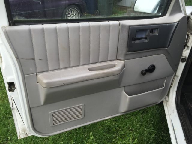 1992 White Chevrolet S-10 Standard Cab Pickup