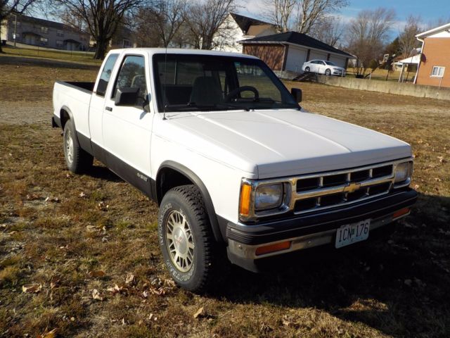 1992 White Chevrolet S-10 extended cab