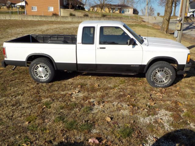 1992 White Chevrolet S-10 extended cab