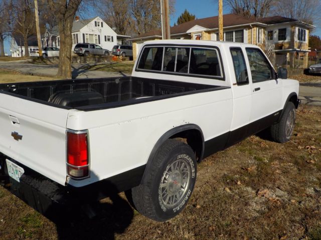 1992 White Chevrolet S-10 extended cab