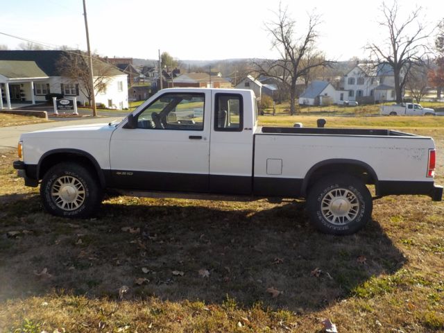 1992 White Chevrolet S-10 extended cab