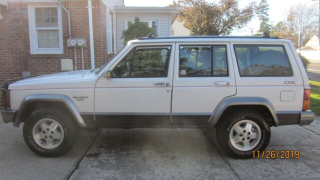 1992 White Chrysler Cherokee Laredo Jeep - SUV