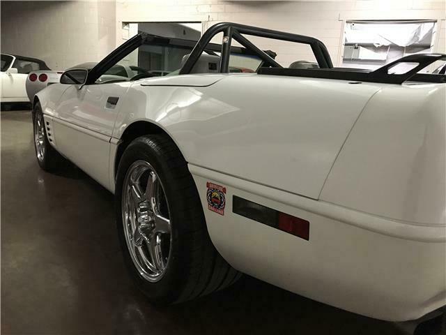 1992 White Chevrolet Corvette convertible