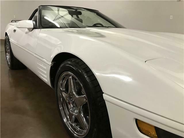 1992 White Chevrolet Corvette convertible
