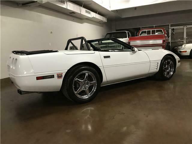 1992 White Chevrolet Corvette convertible