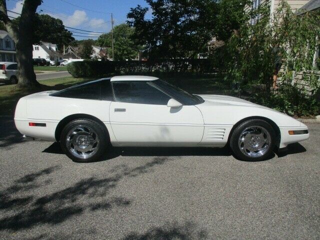 1992 White Chevrolet Corvette Hatchback