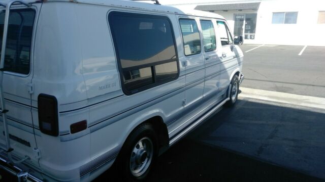 1992 White Dodge Ram 2500 Extended Passenger Van