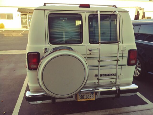 1992 White Dodge Ram 2500 Extended Passenger Van