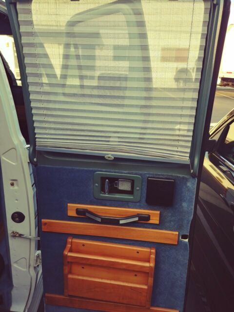 1992 White Dodge Ram 2500 Extended Passenger Van