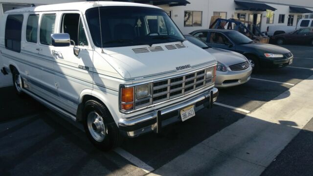 1992 White Dodge Ram 2500 Extended Passenger Van