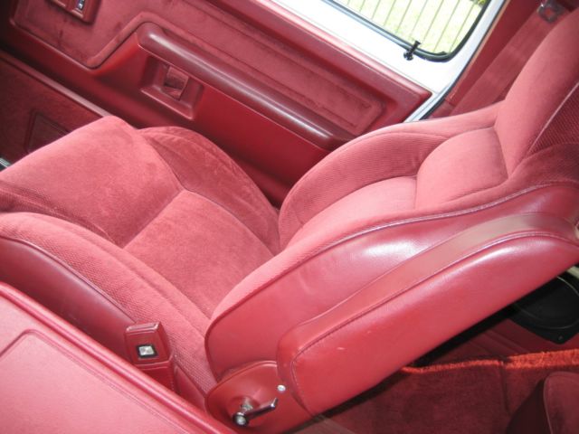 1992 White Dodge Ramcharger SUV