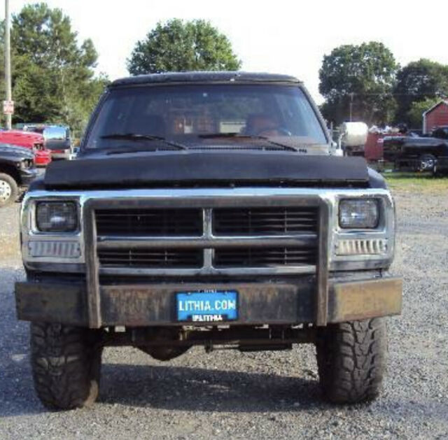 1992 White Dodge Ramcharger SUV