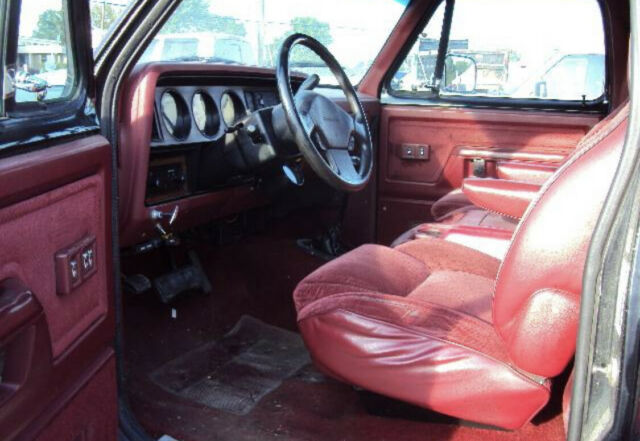 1992 White Dodge Ramcharger SUV