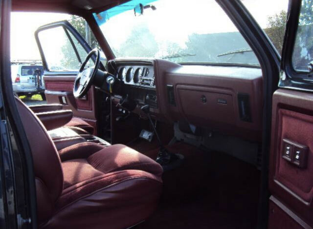 1992 White Dodge Ramcharger SUV