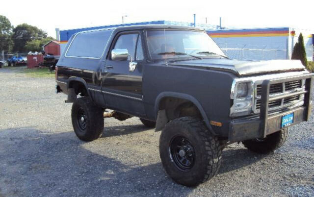1992 White Dodge Ramcharger SUV