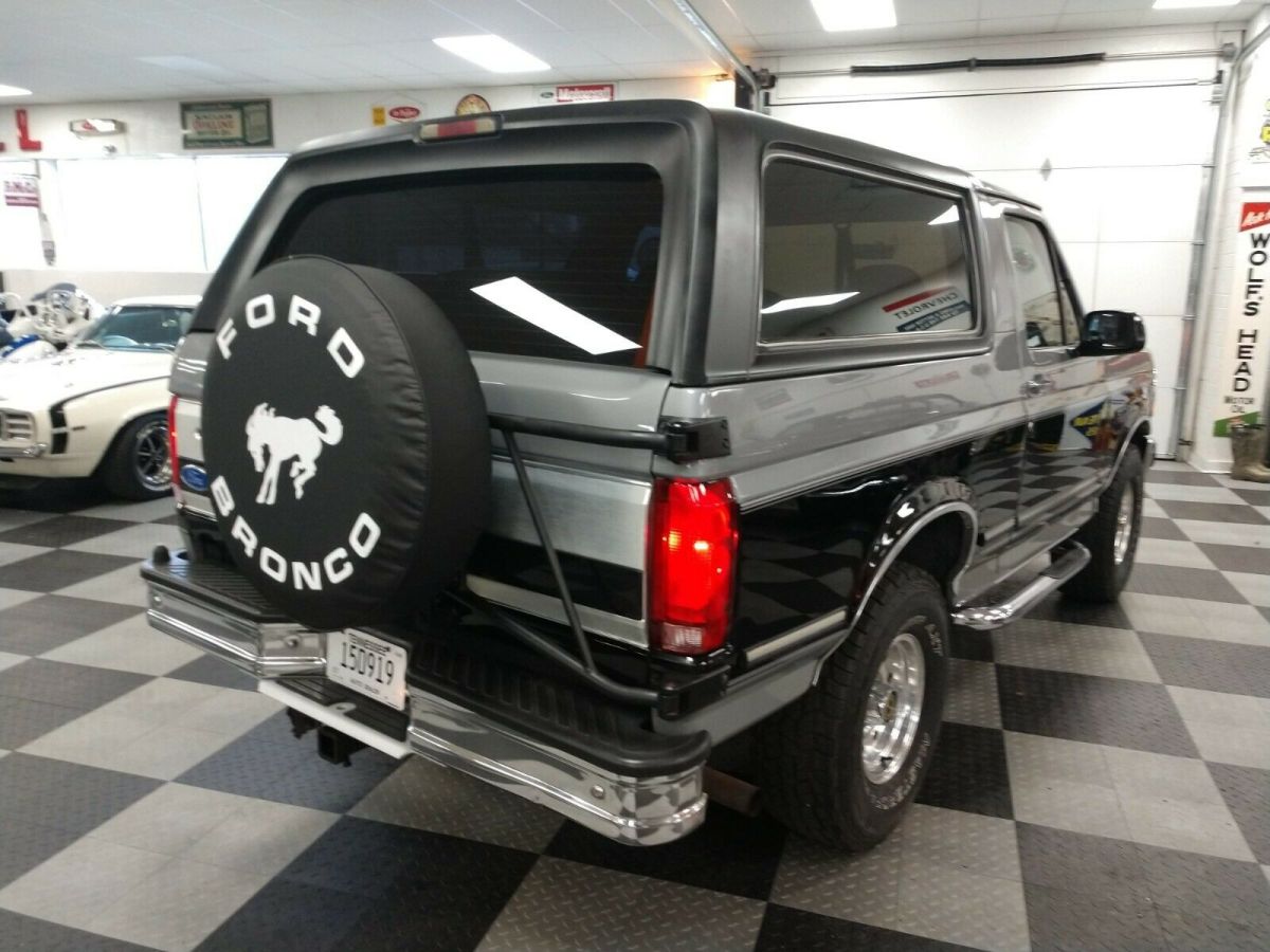 1992 Silver Ford Bronco SUV