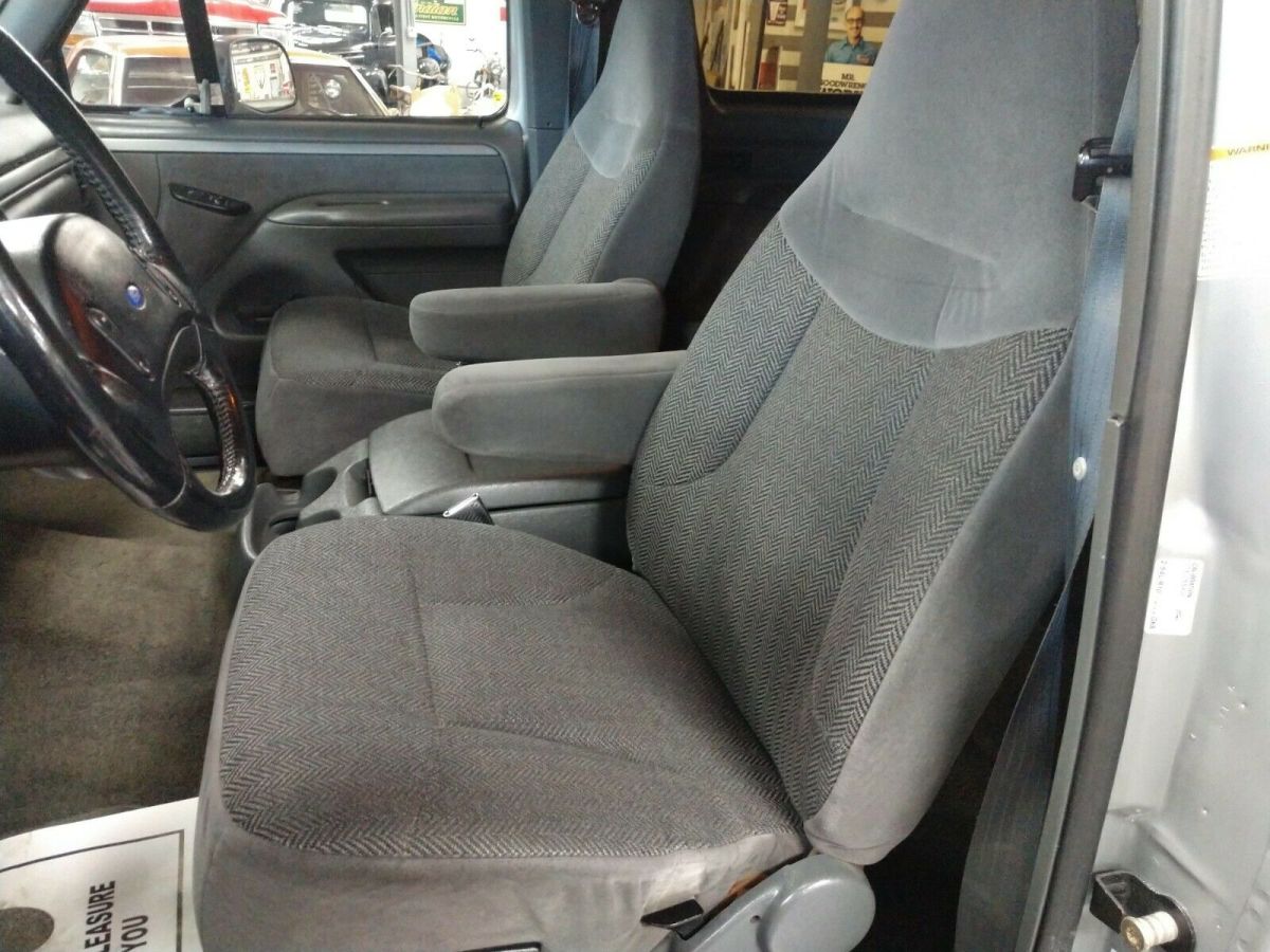 1992 Silver Ford Bronco SUV