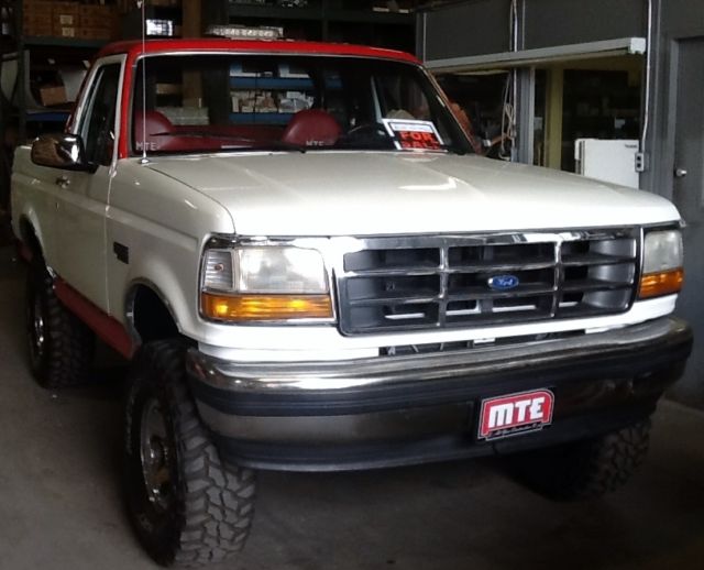 1992 White/Red Ford Bronco SUV