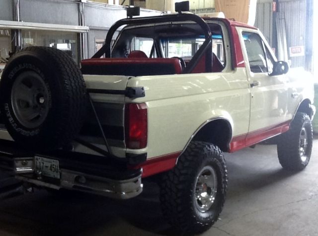 1992 White/Red Ford Bronco SUV