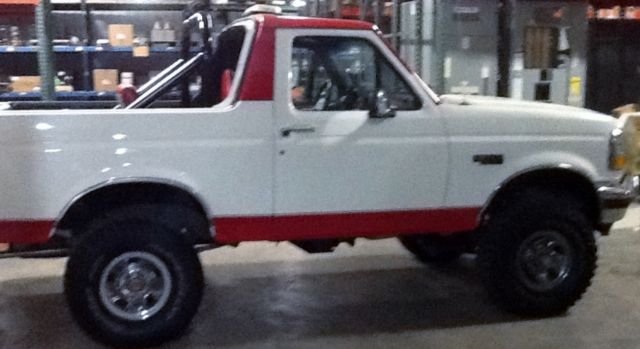 1992 White/Red Ford Bronco SUV