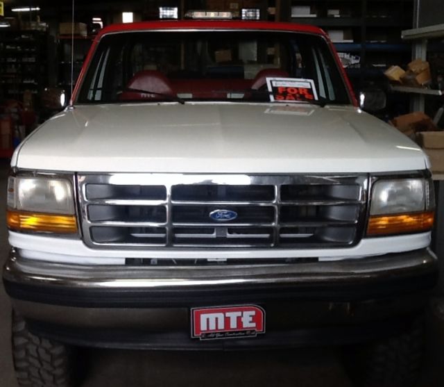 1992 White/Red Ford Bronco SUV