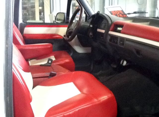 1992 White/Red Ford Bronco SUV