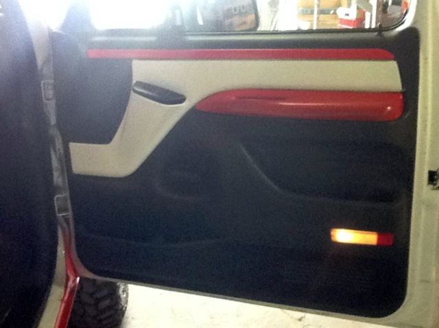 1992 White/Red Ford Bronco SUV