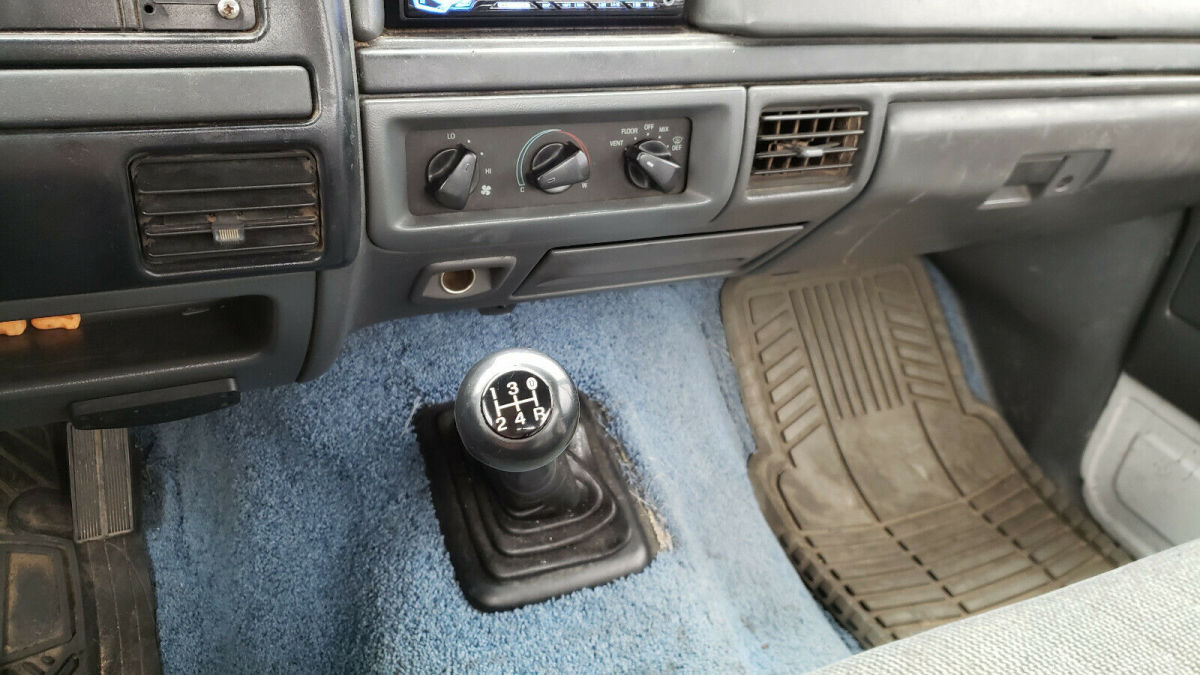 1992 White Ford F-150 Standard Cab Pickup