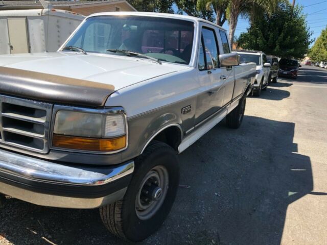 1992 White and olive Ford F-250 Extended Cab Pickup