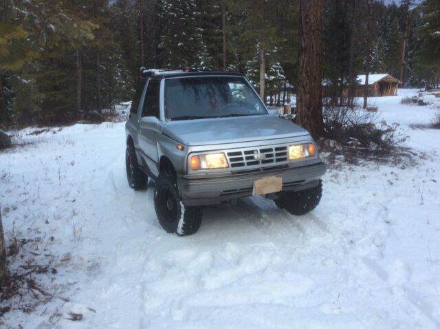 1992 Silver Chevrolet Tracker SUV