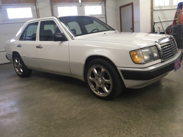 1992 White Mercedes-Benz 300-Series Sedan