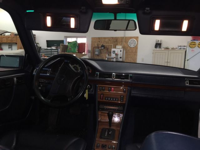 1992 White Mercedes-Benz 300-Series Sedan