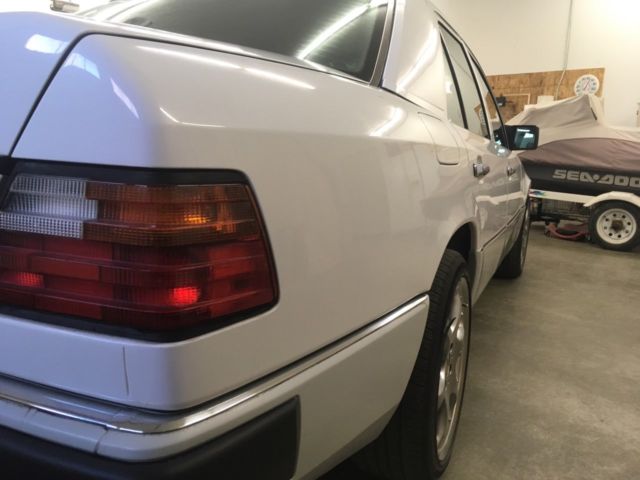 1992 White Mercedes-Benz 300-Series Sedan