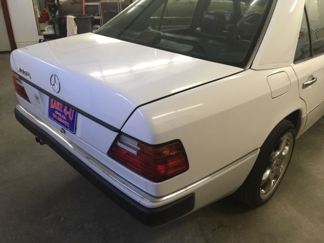 1992 White Mercedes-Benz 300-Series Sedan