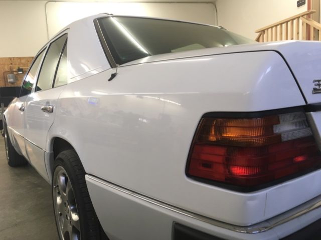 1992 White Mercedes-Benz 300-Series Sedan