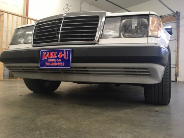 1992 White Mercedes-Benz 300-Series Sedan