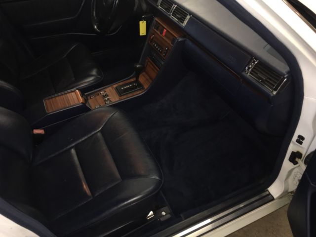 1992 White Mercedes-Benz 300-Series Sedan