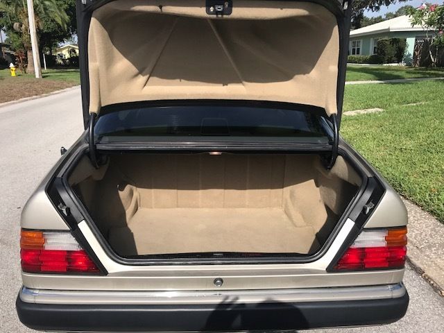 1992 Gold Mercedes-Benz 300-Series Coupe