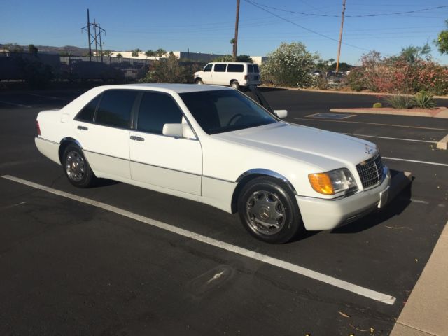 1992 White Mercedes-Benz 500-Series Sedan