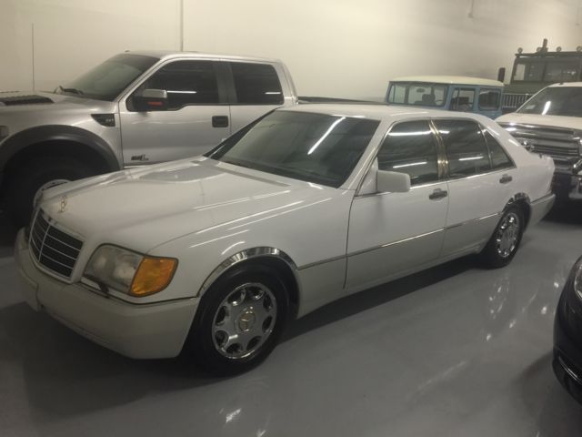 1992 White Mercedes-Benz 500-Series Sedan