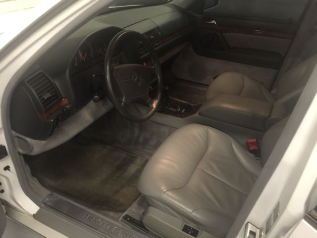 1992 White Mercedes-Benz 500-Series Sedan