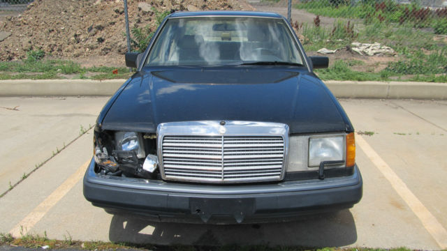 1992 Black Mercedes-Benz 300-Series Sedan