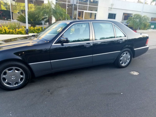 1992 Black Mercedes-Benz 500-Series Sedan