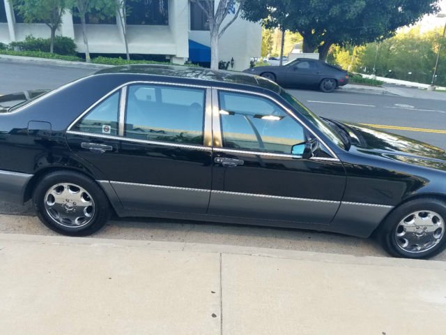 1992 Black Mercedes-Benz 500-Series Sedan